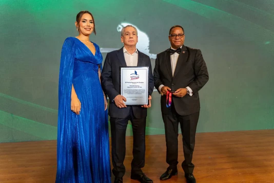 Fernando Hazoury recibe el galardón de "Empresario Turístico del Año" Premio Nacional de Turismo.