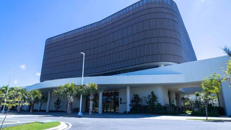 El presidente Abinader encabeza la inauguración del Centro Cultural Rainieri en Punta Cana.