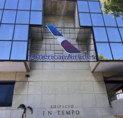 American Airlines desmiente modificaciones en sus vuelos y mantiene sus operaciones presenciales en Santo Domingo.