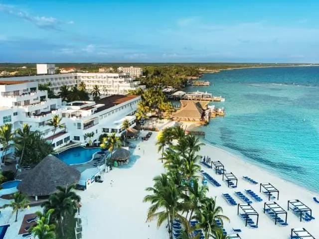 Desarrollo turístico local: Boca Chica amplía su propuesta hacia la hotelería boutique y el ecoturismo de experiencia.
