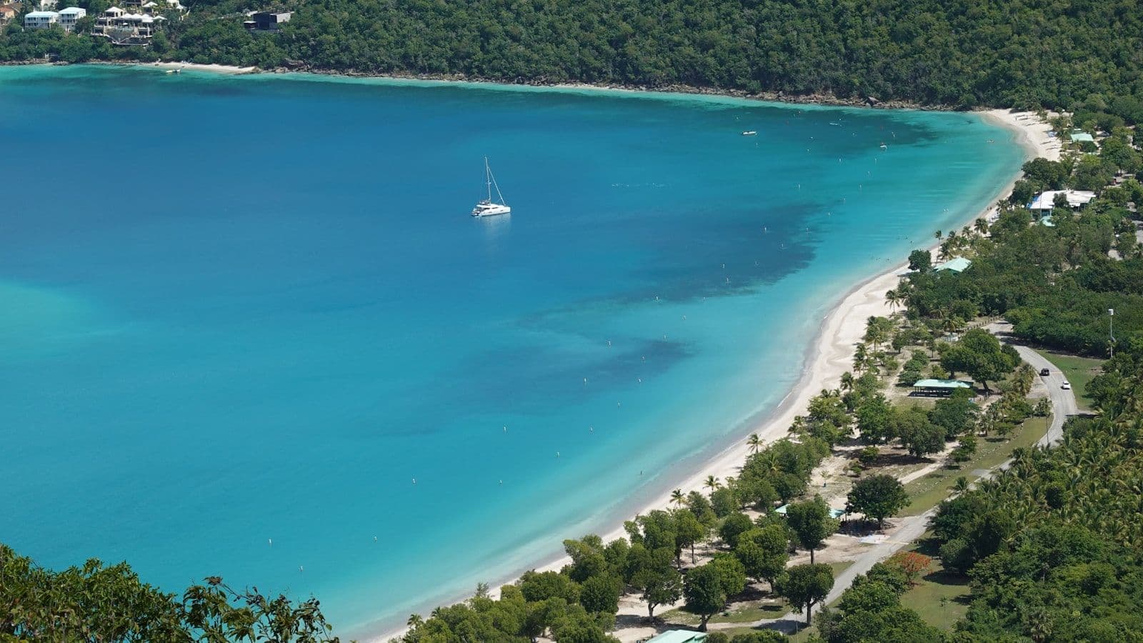 Bahía caribeña de arena clara y agua turquesa