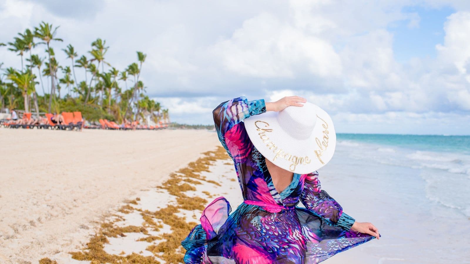 Viajera caminando junto al mar en una playa de Punta Cana