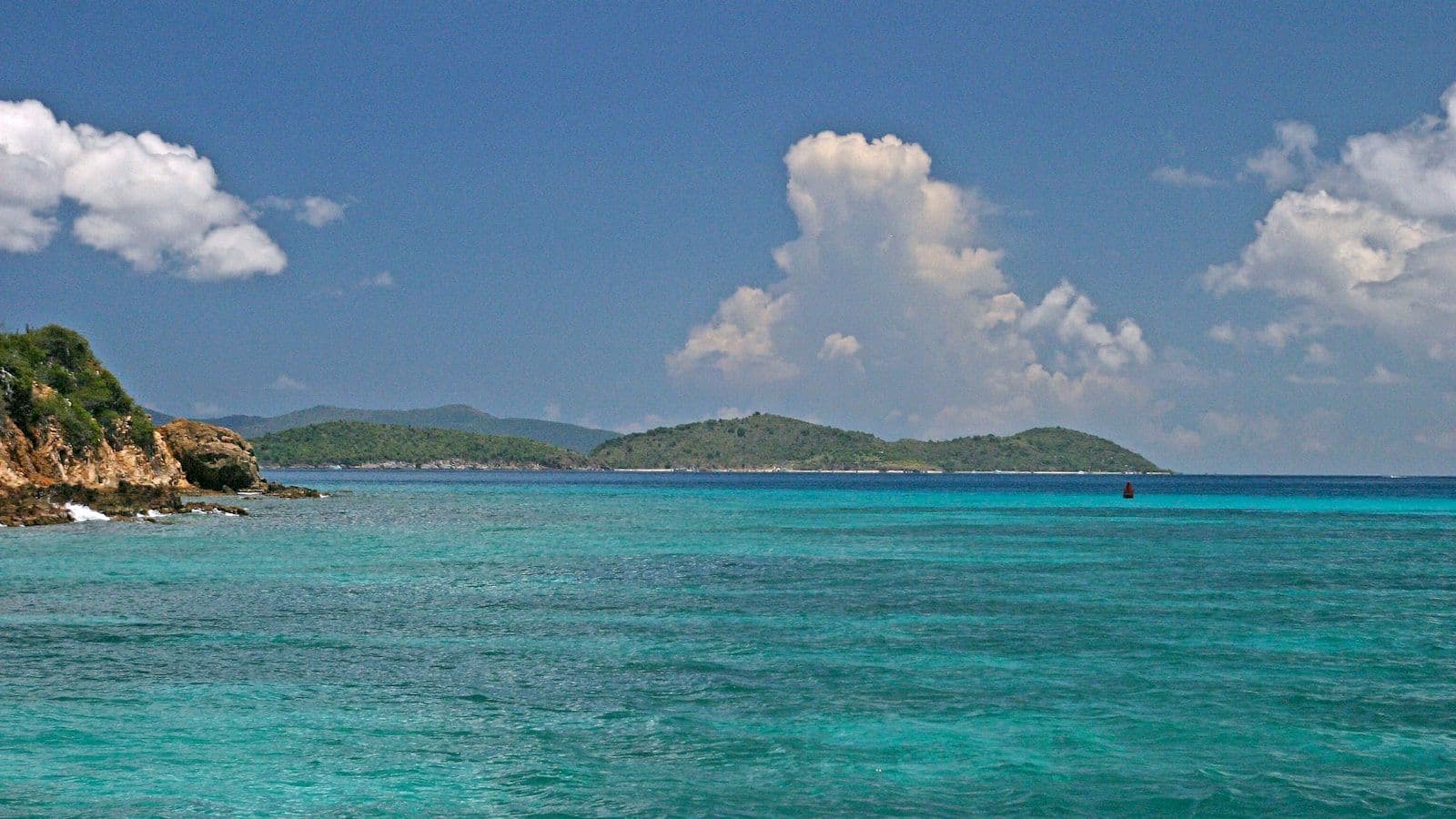 Islas y agua azul profundo vistas desde la costa caribeña